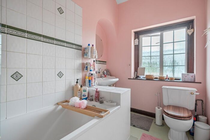 2 Bedroom Flat To Rent In Baston Manor Road, Hayes, Bromley, BR2