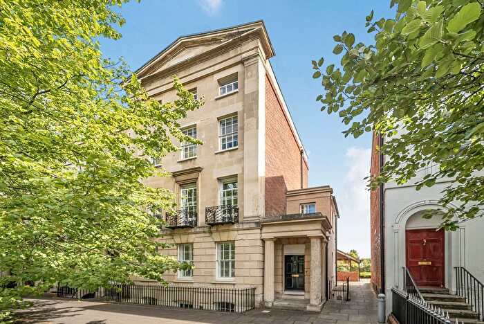 2 Bedroom Flat For Sale In London Road, Reading, Berkshire, RG1