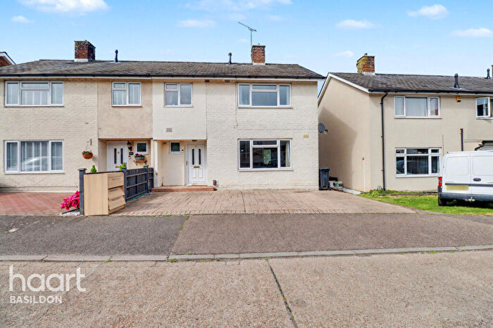 3 Bedroom Semi-Detached House For Sale In Quilters Straight, Basildon, SS14