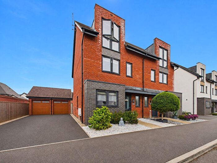 3 Bedroom Semi Detached House For Sale In Coombe Close, Daventry, NN11