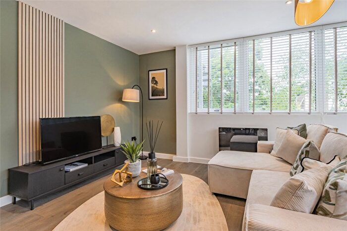 2 Bedroom Flat For Sale In West Byfleet, Surrey, KT14
