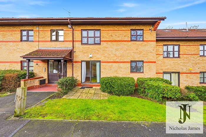 2 Bedroom Flat For Sale In Cricketers Close, Southgate, N14