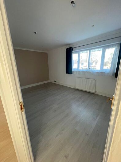 3 Bedroom Semi-Detached House To Rent In Summers Lane, London, N12