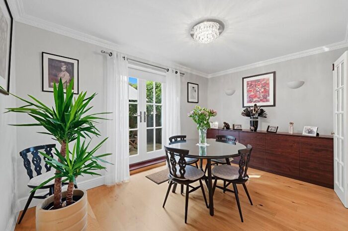 2 Bedroom Apartment For Sale In The Drive, London, E18