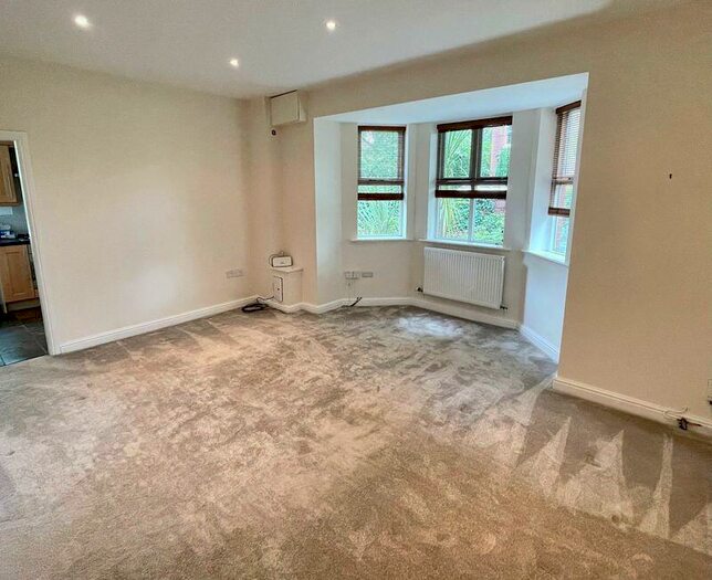 2 Bedroom Flat To Rent In Half Edge Lane, Manchester, M30