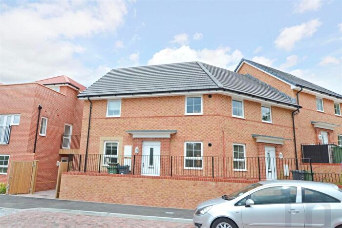 2 Bedroom Maisonette To Rent In East Cowes, Isle Of Wight, PO32