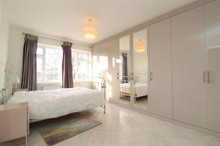 5 Bedroom Detached House To Rent In Kirkwood Gardens, Leeds, LS16