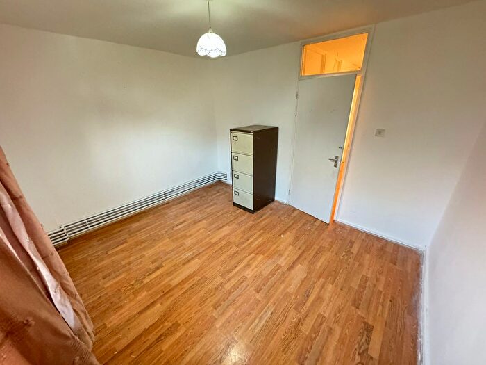 2 Bedroom Flat To Rent In Bow Road, London, E3