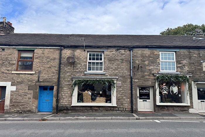 2 Bedroom Flat To Rent In Market Street, Chapel-En-Le-Frith, SK23