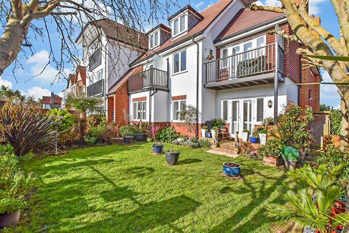 2 Bedroom Flat For Sale In Kingsgate Avenue, Broadstairs, Kent, CT10