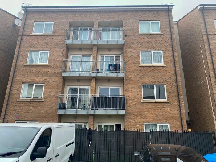 2 Bedroom Flat To Rent In Convent Way, Southall, UB2
