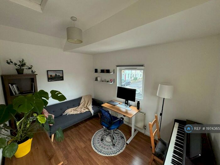 2 Bedroom Maisonette To Rent In Griffin Road, London, SE18