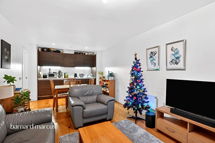 2 Bedroom Flat For Sale In Crampton Street, London, SE17