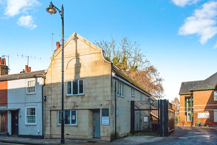 3 Bedroom Flat For Sale In London Street, Chertsey, Surrey, KT16