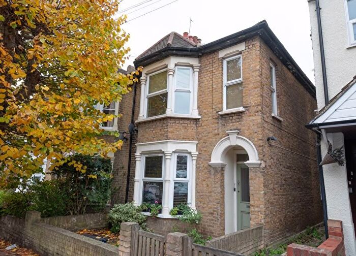 2 Bedroom Flat For Sale In Oakleigh Park Drive, Leigh-On-Sea, SS9