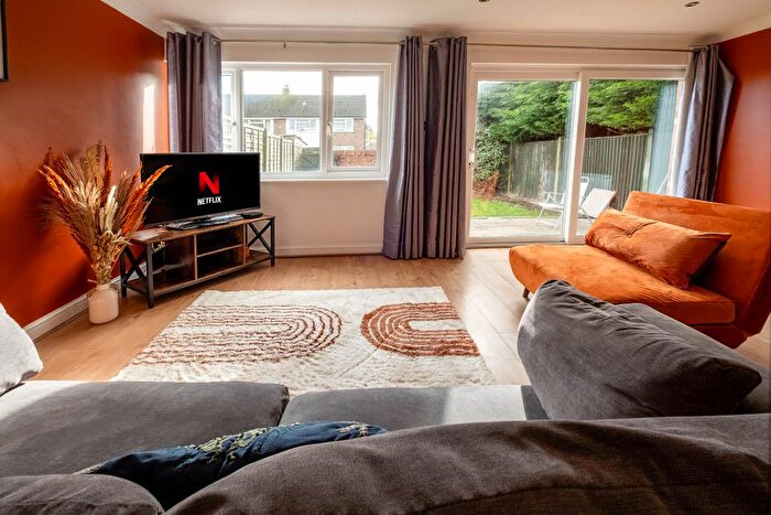 3 Bedroom Semi-Detached House To Rent In Pheasants Croft, Maidenhead, SL6