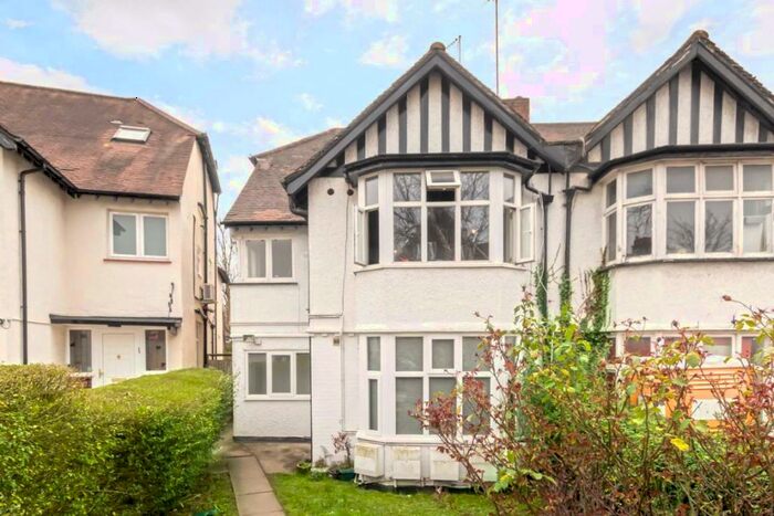 Flat To Rent In Wentworth Road, Golders Green, NW11