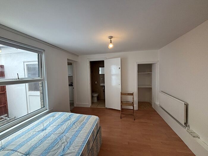 Terraced House To Rent In Yeldham Road, London, W6