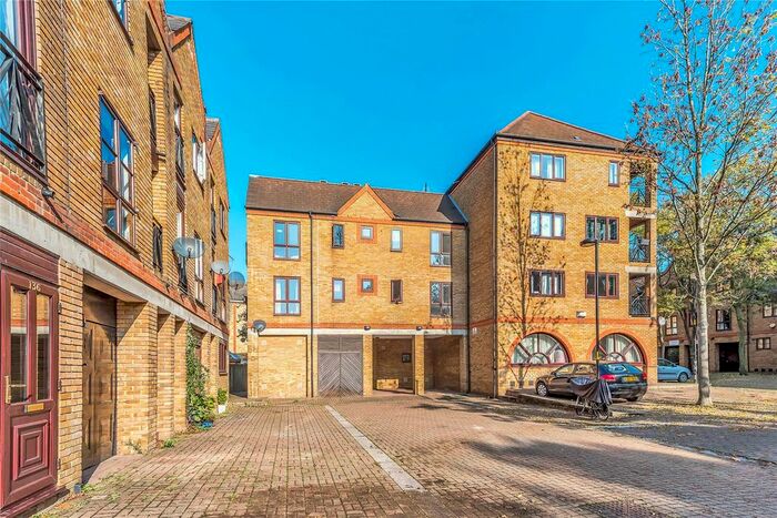 2 Bedroom Flat To Rent In Brunswick Quay, London, SE16
