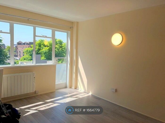 Studio To Rent In Pullman Court, London, SW2