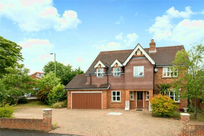5 Bedroom Detached House For Sale In Orchard End, Weybridge, KT13