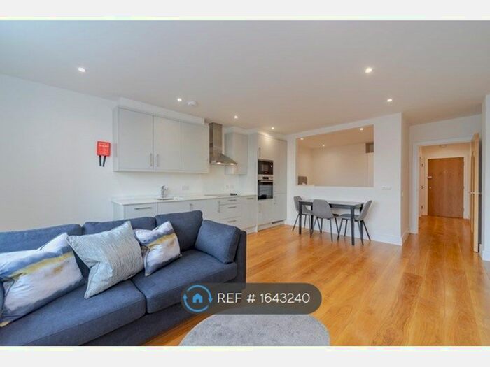 Studio To Rent In Park Avenue, Bushey, WD23