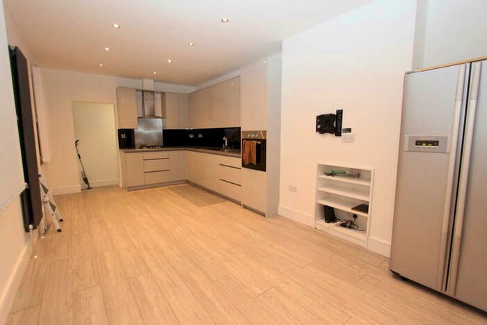 2 Bedroom Flat To Rent In Eastern Road, Romford, RM1