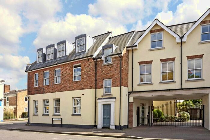 2 Bedroom Flat To Rent In Matham Road, East Molesey, KT8