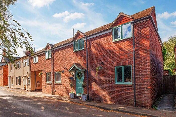 3 Bedroom Terraced House For Sale In Carters Lane, Tiddington, CV37