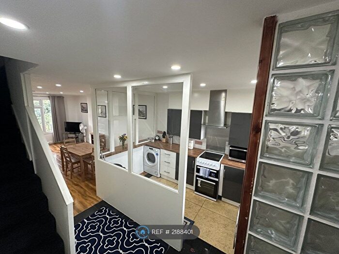 2 Bedroom Maisonette To Rent In Cavour House, London, SE17