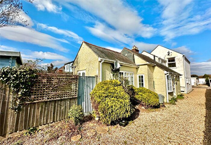 1 Bedroom Bungalow For Sale In Westfield Road, Lymington, Hampshire, SO41