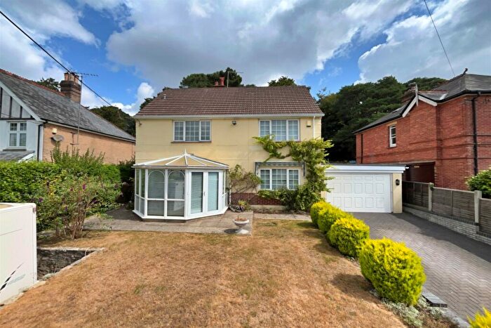 3 Bedroom Detached House For Sale In Broadstone, BH18