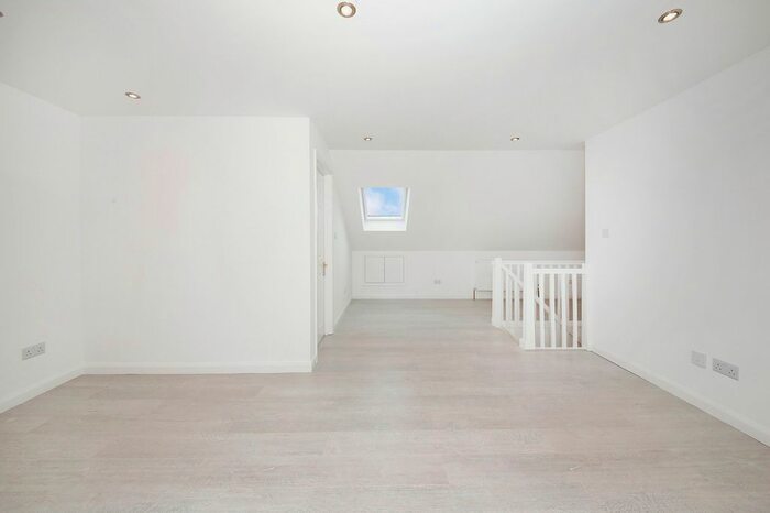 3 Bedroom Flat To Rent In Plover Way, London, SE16