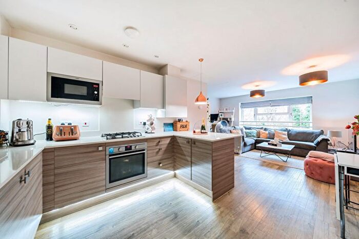 1 Bedroom Flat For Sale In Portsmouth Road, Thames Ditton, KT7