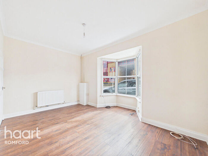 3 Bedroom Semi Detached House For Sale In London Road, Romford, RM7