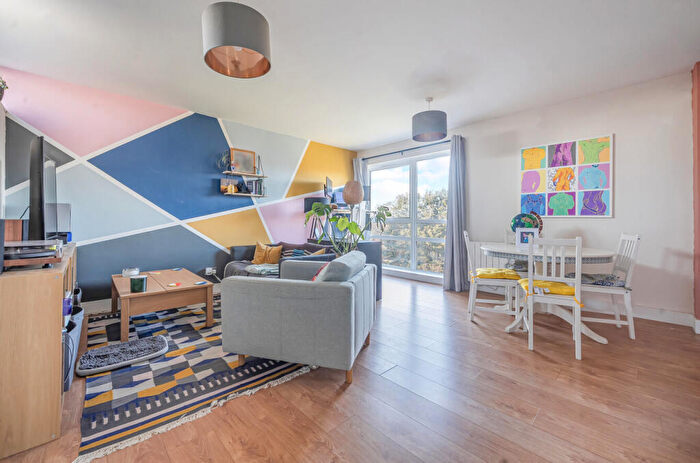 2 Bedroom Apartment For Sale In Bath Road, Reading, Berkshire, RG30