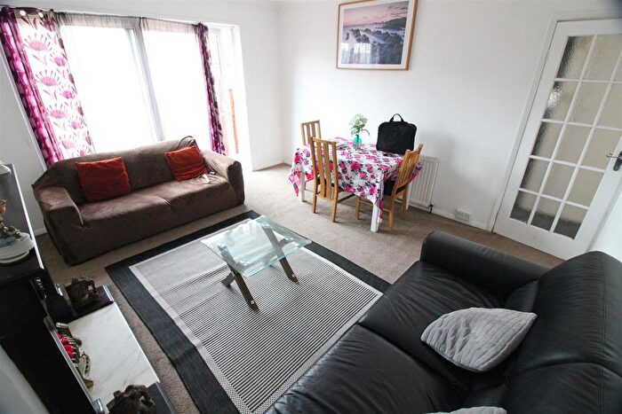 2 Bedroom Flat To Rent In Sutton Lane, Hounslow, TW3