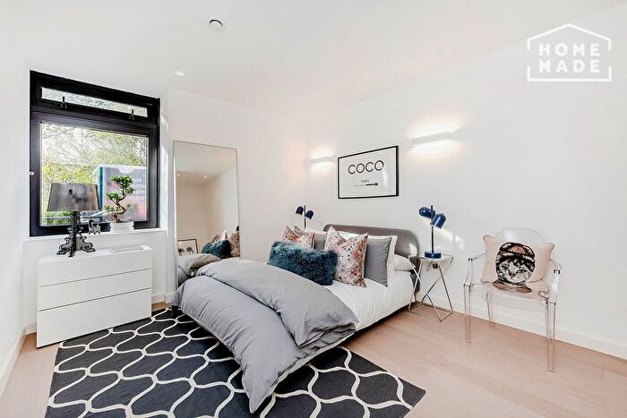 3 Bedroom Flat To Rent In Vonder Skies, London, TW8