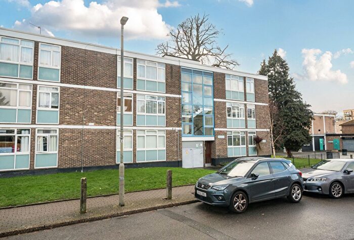 2 Bedroom Flat For Sale In Montfort Place, London, SW19