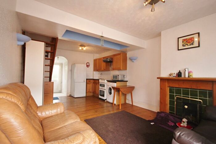 2 Bedroom Detached House To Rent In Station Road, Hounslow, Middlesex, TW3