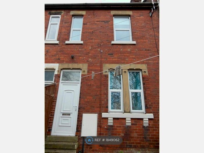 2 Bedroom Flat To Rent In Crag Mount, Pontefract, WF8