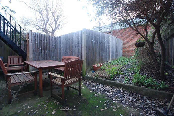 3 Bedroom Flat To Rent In Oakmead Road, London, SW12