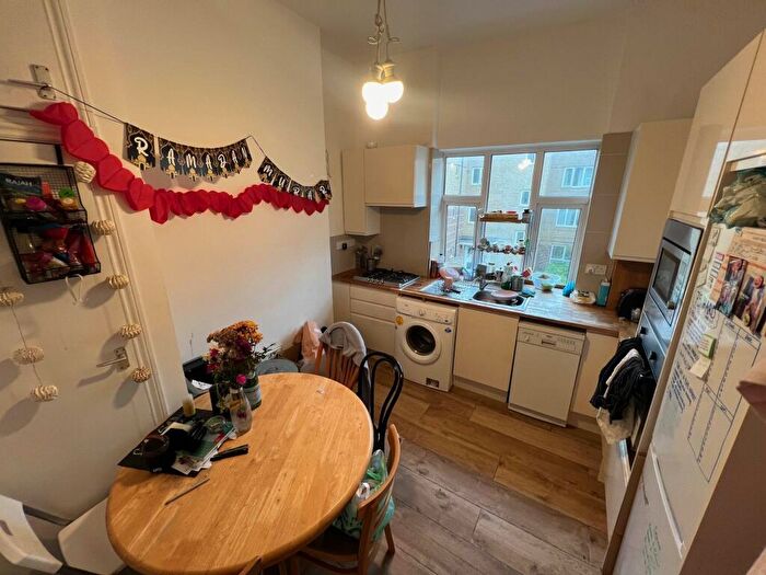 3 Bedroom Flat To Rent In Caledonian Road, London, N7