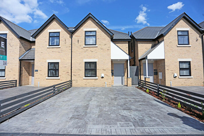 3 Bedroom Semi-Detached House To Rent In Edmund Road, Rainham, Havering, RM13