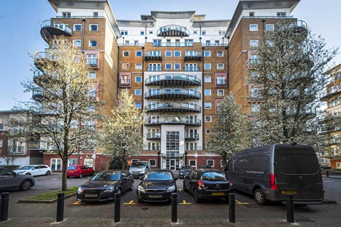 2 Bedroom Flat For Sale In Basingstoke, Hampshire, RG21