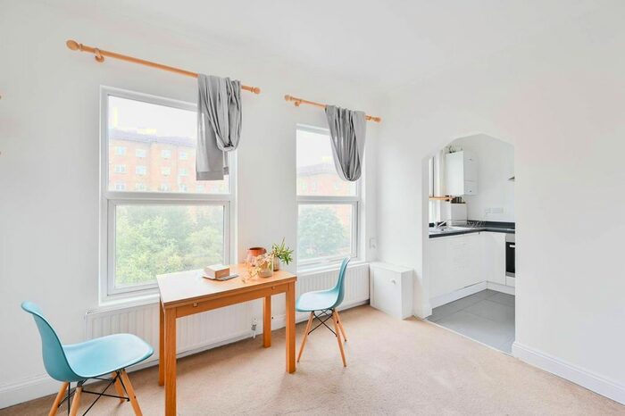 2 Bedroom Flat To Rent In Wandsworth Road, Vauxhall, London, SW8