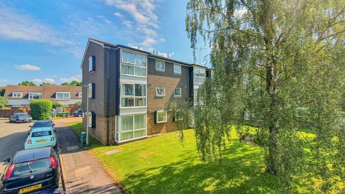 2 Bedroom Flat To Rent In Wyedale, London Colney, AL2