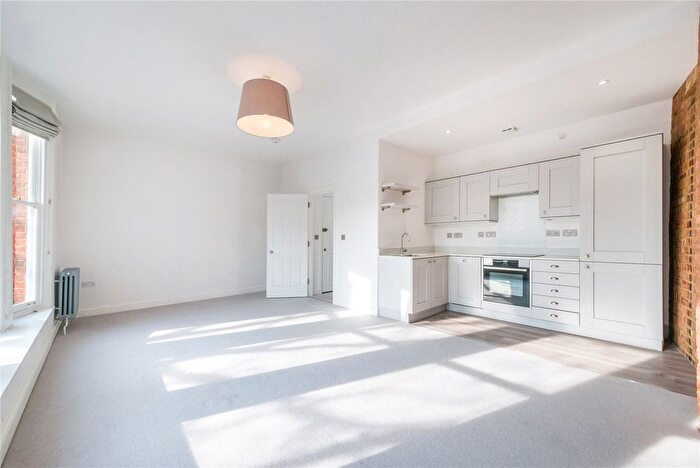 2 Bedroom Flat To Rent In Royal Parade, Kew, TW9