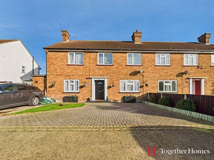 2 Bedroom Flat For Sale In Dunedin Road, Rainham, RM13