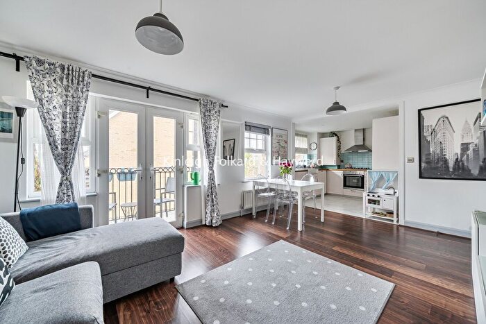 2 Bedroom Flat For Sale In Osier Crescent, London, N10